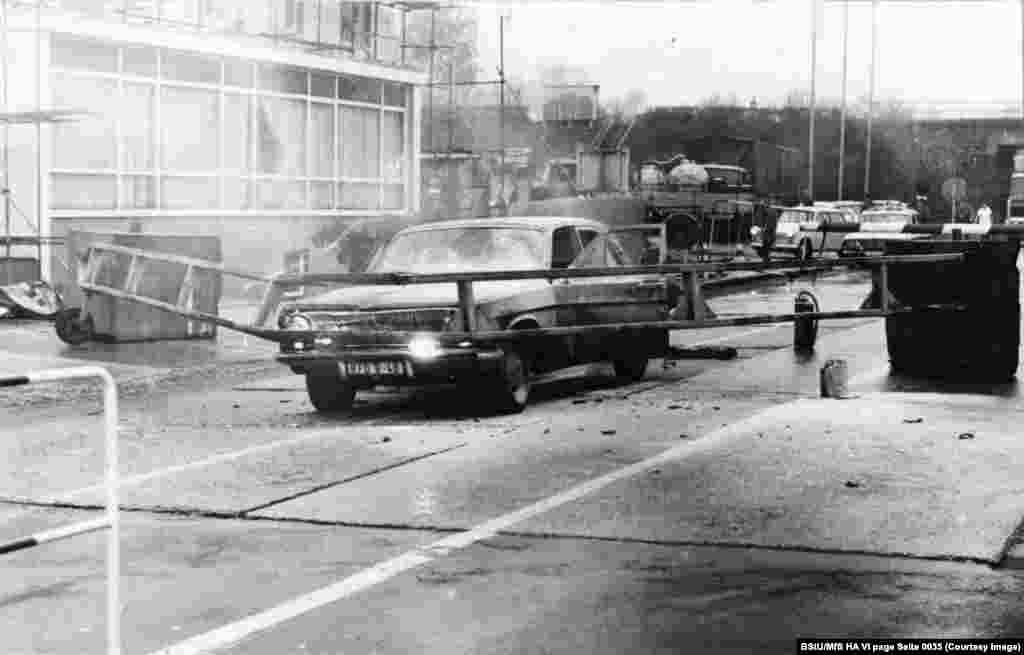 Ez a kép a Stasi archívumából egy nyilvánvalóan sikertelen áttörési kísérletet mutat be az egyik kelet-németországi határátkelőn 1982-ben. Ezrek tudtak elmenekülni Kelet-Berlinből a szabadságba, de legkevesebb 140 embert megöltek 1961 és 1989 között, amíg a fal állt
