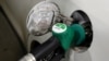 Coaliția de guvernare anunță că reducerea cu 50% a accizei la carburanți va duce la o scădere a prețului la pompă cu peste 1 leu.