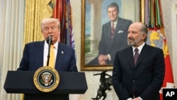 Американскиот претседател Доналд Трамп и министерот за трговија Хауард Лутник, 21 февруари 2025 година.