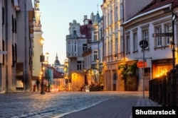 O stradelă din orașul vechi, într-o seară de vară, la Vilnius