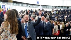 Ujhelyi István sorban áll az Európai Bizottság élére jelölt Ursula von der Leyen megválasztásáról szóló szavazáson, az EP plenáris ülésén