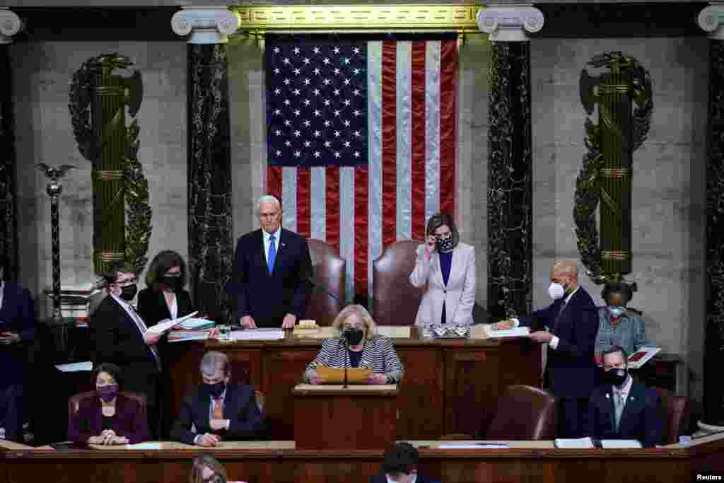Seanca e përbashkët e Dhomës së Përfaqësuesve dhe Senatit. Nënpresidenti amerikan, Mike Pence, dhe kryesuesja e Dhomës së Përfaqësuesve, Nancy Pelosi.