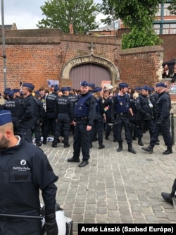 Itt éppen egy szélsőjobbos csoportot "tüntetnek el" a rendőrök.