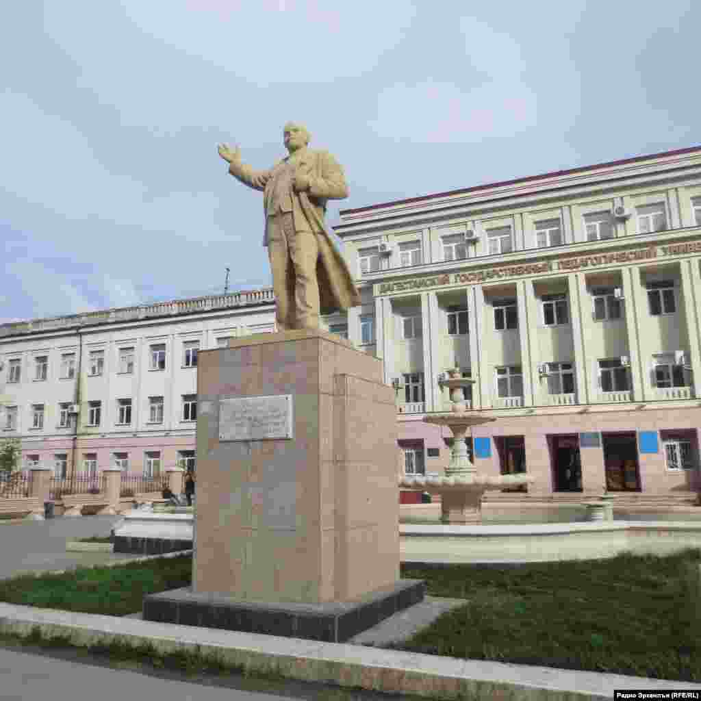 Памятник Ленину перед Педагогическим университетом в Махачкале.