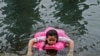 O fetiță la Biejing încearcă să se răcorească: capitala Chinei, lovită de un val de căldură cu temperaturi de peste 35 de grade Celsius, Beijing, China, 3 iulie 2023