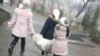 Кокандские школьники несут мешок с собранными в мусорке баклажками.