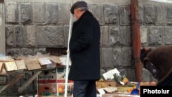 Փողոցային առեւտուր Երեւանում, արխիվային լուսանկար