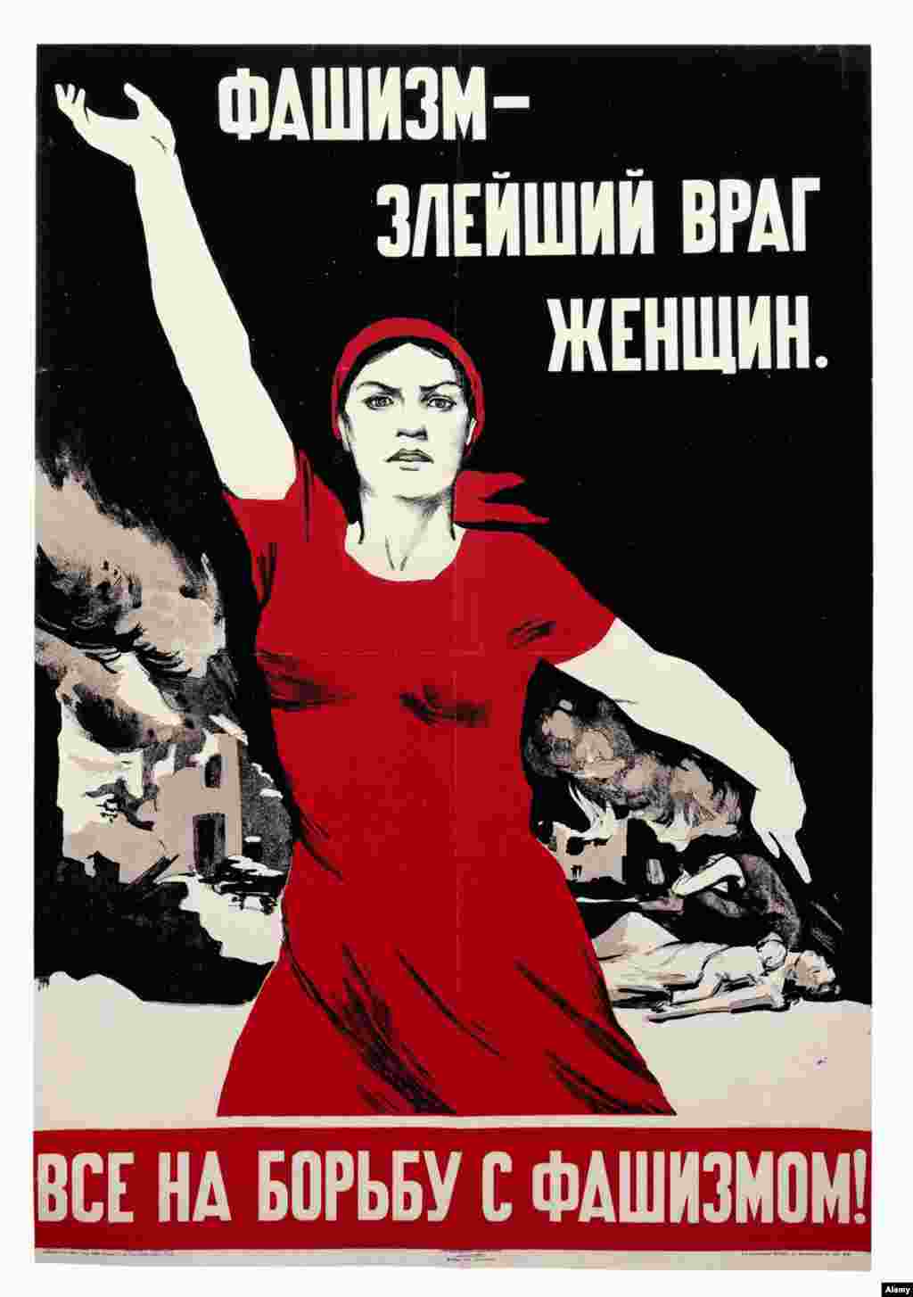 Placarda protestatarelor face aluzie la faimosul afiș de propagandă sovietică din timpul războiului pe care scria &bdquo;Fascismul este cel mai rău dușman al femeilor. Toți se revoltă și luptă împotriva fascismului!&quot;