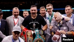 Ucraineanul Oleksandr Usyk l-a eliminat pe Daniel Dubois în runda a cincea a meciului de box la categoria grea, desfășurat pe stadionul Wembley din Londra, sâmbătă, 19 iulie.