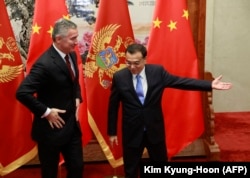 Kecsiang Li kínai miniszterelnök (jobbra) és Milo Đukanović volt montenegrói miniszterelnök a Pekingi Nagy Népi Csarnokban tartott találkozójukon, Pekingben 2015. november 26-án