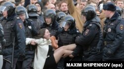 Ольгу Лозину задерживают сотрудники полиции 