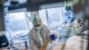 Védőfelszerelést viselő gyógytornász az Országos Korányi Pulmonológiai Intézet koronavírussal fertőzött betegek fogadására kialakított intenzív osztályán 2020. december 11-én