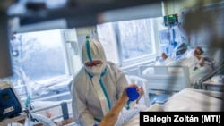 Védőfelszerelést viselő gyógytornász az Országos Korányi Pulmonológiai Intézet koronavírussal fertőzött betegek fogadására kialakított intenzív osztályán, 2020. december 11-én