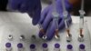 Një punëtor shëndetësor përgatit për administrim dozat e vaksinës Pfizer. Madrid, 24 nëntor 2021. 