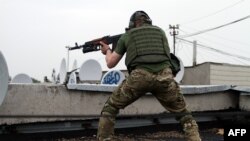 Un militant pro-rus pe un bloc de locuit la Luhansk, Ucraina, 2 iunie 2014