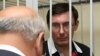 Юрій Луценко та Геннадій Москаль під час засідання Печерського райсуду, Київ, 20 червня 2011 року