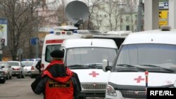 К метро, где произошли теракты, спешили "скорые", а телевидение делало вид, что ничего не случилось.