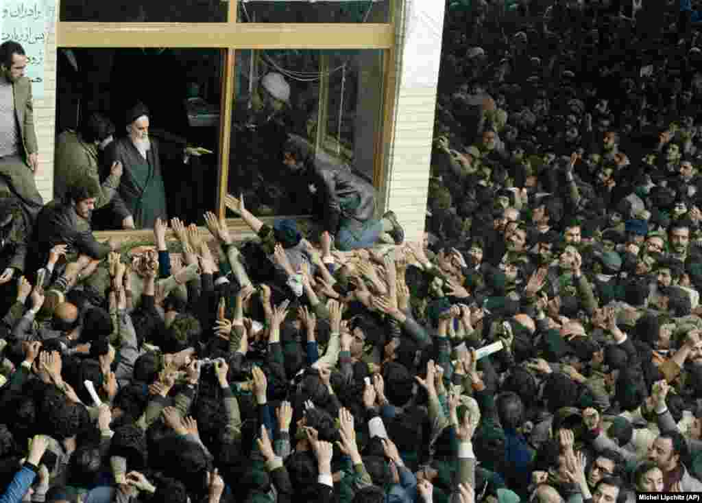 Homeini sa sinom, Ahmadom, obraća se gomili 4. februara, 1979. godine.&nbsp;&nbsp;