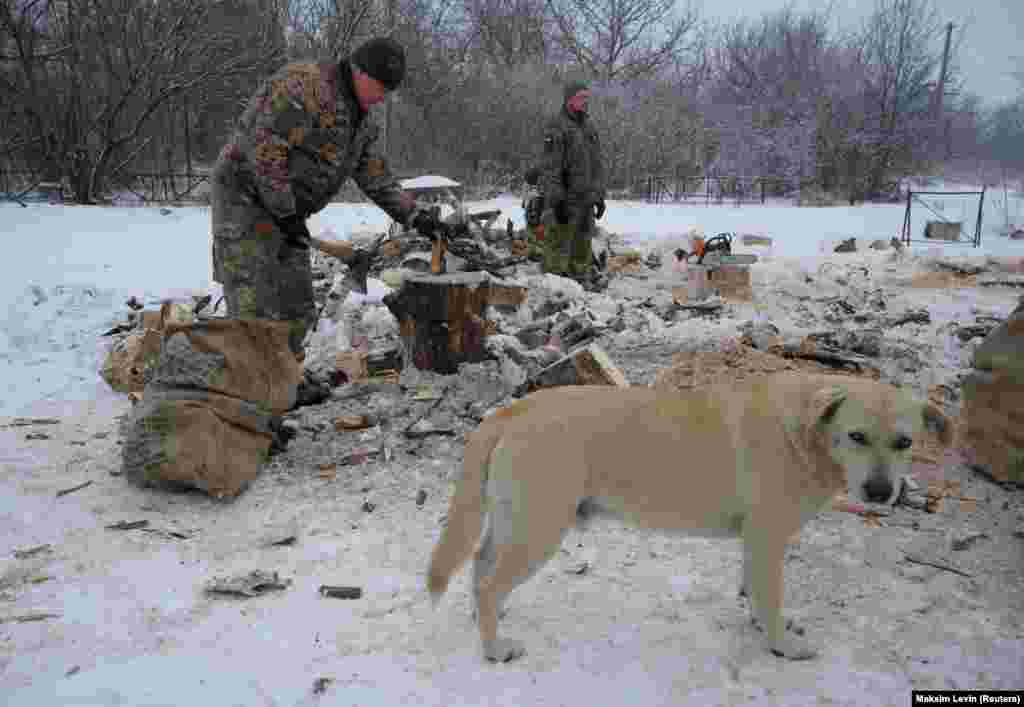 Një ushtar ukrainas pren dru në vijën e frontit në afërsi të fshatit Pisky në rajonin e Donetskut më 29 janar.&nbsp;