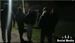 Jelenet a Facebook-videóból, amelyben a Levijatan tagjai kérdőre vonnak egy férfit, akit kutyaviadalok szervezésével vádolnak
