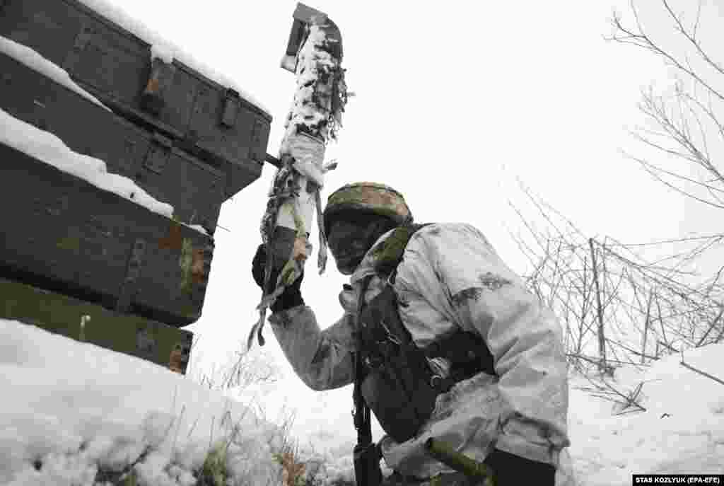 Një ushtar ukrainas përdor një periskop për të monitoruar situatën në afërsi të Donetskut, rajon që kontrollohet nga separatistët e mbështetur nga Kremlini. 29 janar 2022.&nbsp;