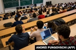 „A csalás a mindennapok része az oktatásban” – mondja Marian Popescu, a Bukaresti Egyetem Etikai Bizottságának elnöke