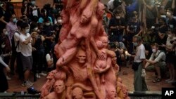 „Coloana rușinii” - monument dezvelit la Universitatea din Hong Kong în memoria victimelor represiunii mișcării democratice din China din 1989, din Piața Tiananmen, 2 mai 2021.