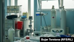 Një dhomë pacientësh në Klinikën Infektive, në Prishtinë, më 26 gusht 2021.