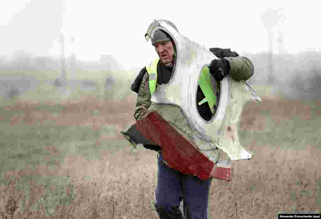 Një fotografi e nëntorit të vitit 2014, e cila shfaq një burrë duke bartur një pjesë të avionit, nga vendi i rrëzimit të tij, brenda territorit ukrainas nën kontrollin e separatistëve të mbështetur nga Rusia. Inspektorët holandezë kanë angazhuar shërbimet emergjente të një grupi separatist, që e quan veten Republika Popullore e Donetskut, për të mbledhur pjesët, pasi kanë vlerësuar se zona ishte shumë e rrezikshme për stafin e tyre.