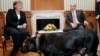 Angela Merkel în vizită la Vladimir Putin, 21 ian. 2007,  în vila de la Soci, la Marea Neagră. Se crede că Putin știa de frica absolută a Angelei Merkel de câini și că a făcut dinadins să aducă un dulău în timpul convorbirii, pentru a o teroriza și influența pe Merkel.