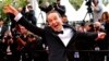 Роберто Бенини на червения килим на фестивал в Кан