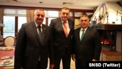 Radovan Višković, boszniai szerb entitás miniszterelnöke, Milorad Dodik, Bosznia-Hercegozina háromtagú elnökségének szerb tagja és Orbán Viktor magyar miniszterelnök Laktašiban, Banja Luka mellett, 2021. november 6-án.