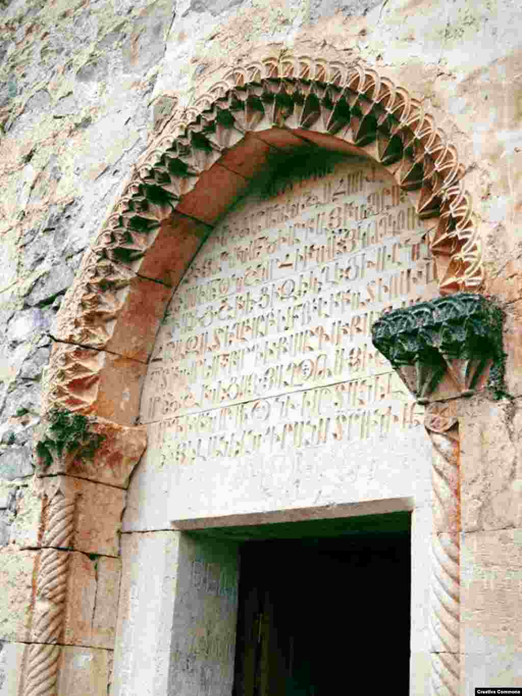 Scrierea armenească se arcuiește deasupra intrării în mănăstirea Yeritsmankants. Astăzi parțial ruinată, mănăstirea a fost construită în 1691. &nbsp;