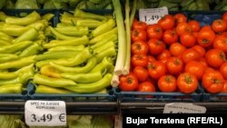 Çmimet e disa produkteve në një dyqan në Prishtinë. Shkurt, 2022.