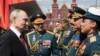 Într-o fotografie distribuită de agenția de stat rusă Sputnik, președintele rus Vladimir Putin îi salută pe comandanții militari după parada militară de Ziua Victoriei din Piața Roșie - Moscova, 9 mai 2025.