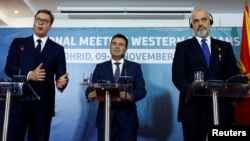 Presidenti i Serbisë, Aleksandar Vuçiq, kryeministri i Maqedonisë së Veriut, Zoran Zaev dhe kryeministri i Shqipërisë, Edi Rama. Gjatë një konference për media në Ohër, Maqedonia e Veriut, 10 nëntor 2019. 
