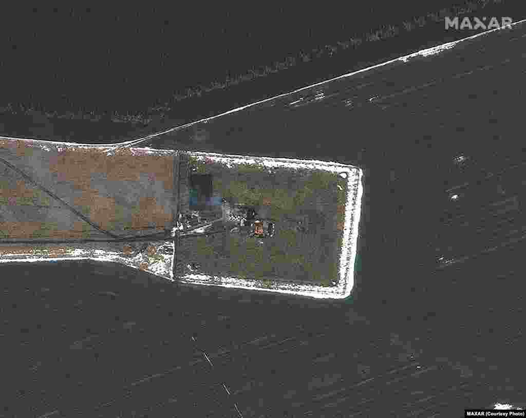 Një pamje më e afërt nga vendi i shpërthimit në aeroportin e qytetit Çuhuiv.
