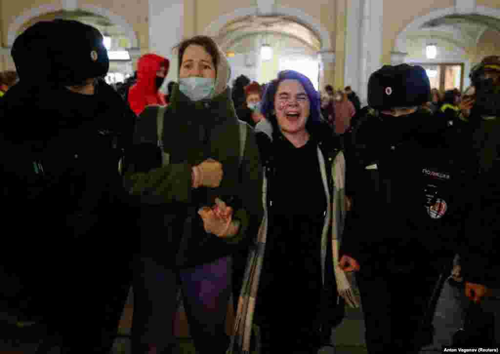 Policajci zadržavaju demonstrante tokom antiratnog protesta u Sankt Peterburgu, Rusija, 24. februara 2022.