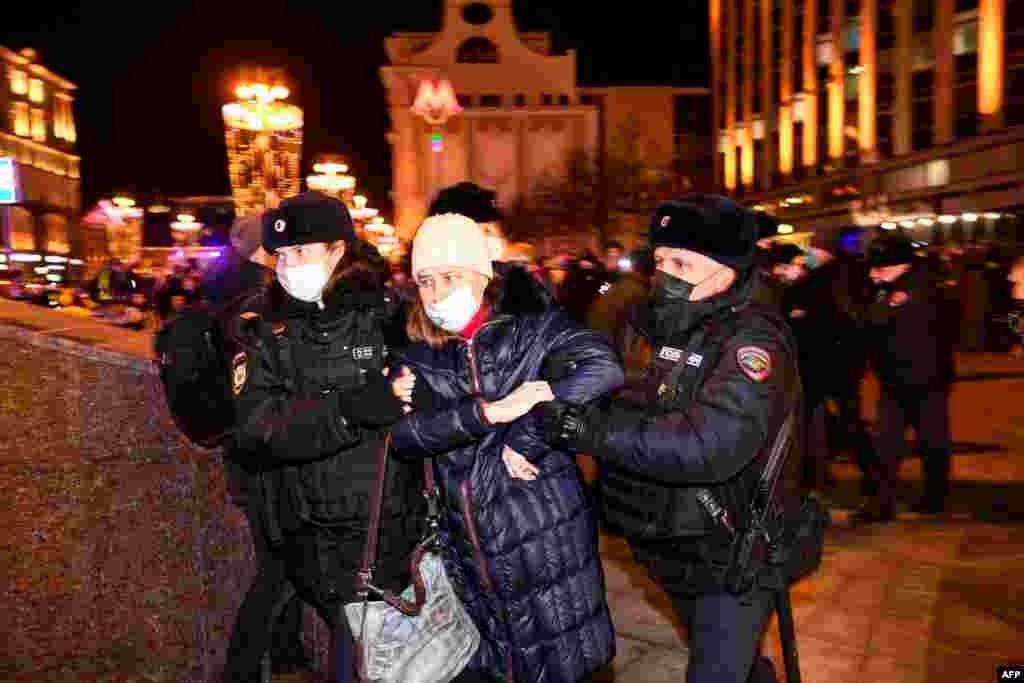 Oficerët e policisë arreston demonstrues gjatë një proteste kundër pushtimit rus të Ukrainës në Moskë, më 24 shkurt 2022. Presidenti rus, Vladimir Putin, autorizoi një “operacion ushtarak” në Ukrainë, të enjten më 24 shkurt 2022.