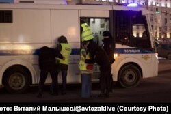 Московската полиция отвежда журналисти