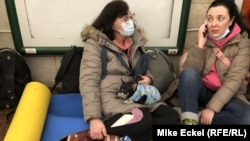 Екатерина (42), нејзината 64-годишна мајка Викторија и нивната чивава Лукас (12, без заби), беа меѓу илјадниците жители на Киев кои избегаа под земја, во градското метро, за да се засолнат по предупредувањата за можни руски напади.