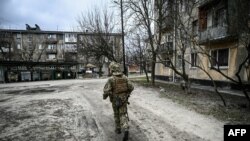 Një ushtar ukrainas në Luhansk më 22 shkurt, 2022.