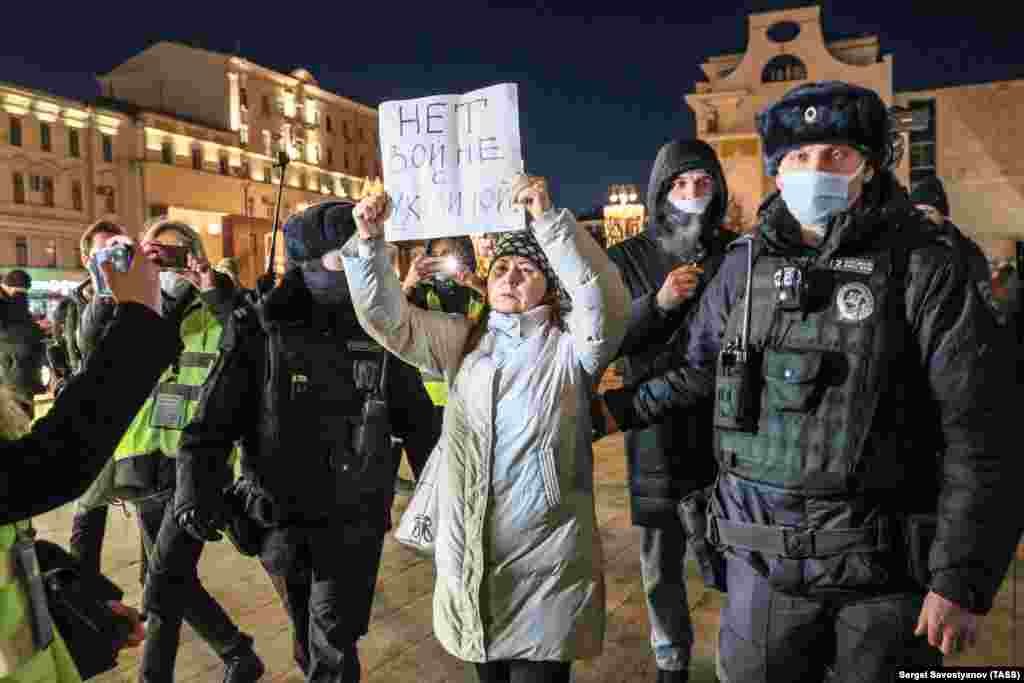 Poliția reține o protestatară ce are o pancartă cu mesajul „Nu războiului cu Ucraina”. Ea a participat la o demonstrație împotriva invaziei în Ucraina. Protestul a avut loc în Piața Pușkin din centrul Moscovei, Federația Rusă. 24 februarie, 2022.