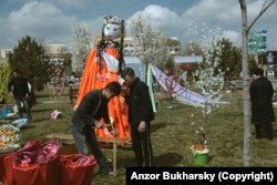 Декорации на газоне в Самарканде, 2019 год