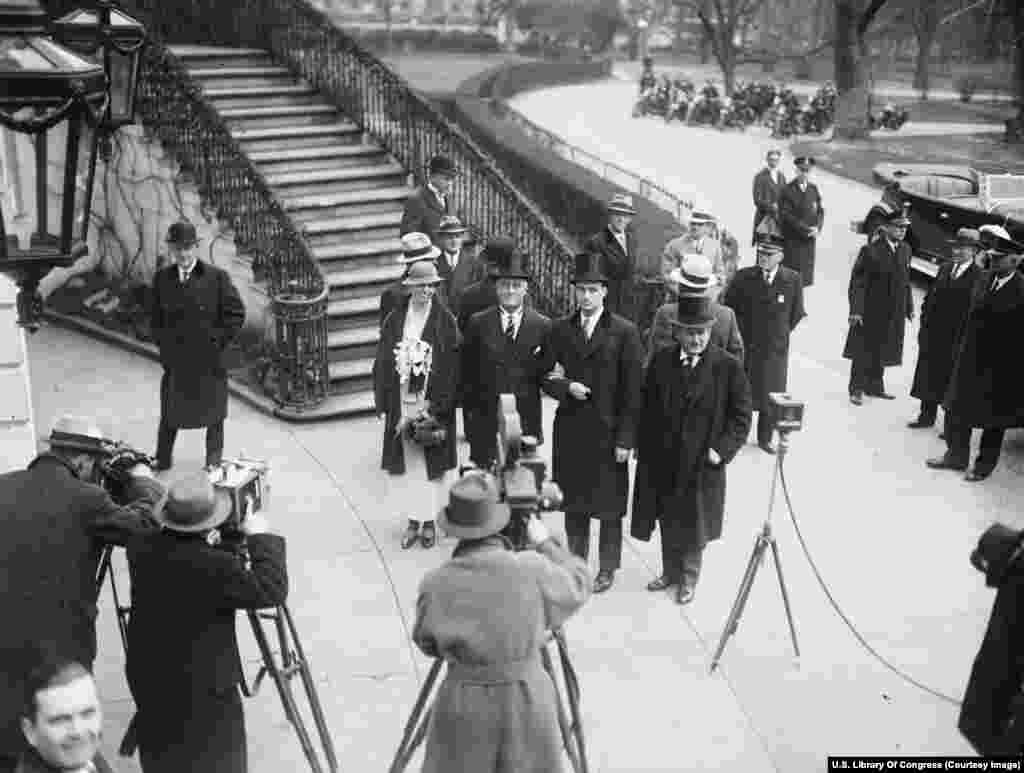 Noul președinte Franklin Delano Roosevelt (în centru, cu cravată în dungi) sosind la Casa Albă împreună cu soția sa, Eleanor, și fiul său James, la 4 martie 1933. Președintele va avea patru mandate fără precedent, din 1933 până în 1945. În 1951 a fost introdus un amendament constituțional care limitează dreptul de a fi președinte la doar două mandate.