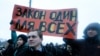 Медведев минглаб намойишчиларнинг шиорларига қарши эканини айтмоқда. Намойишчилар "Адолатли сайловлар учун" шиори остида кўчага чиққан эди.