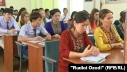 Türkmenistanly studentler, Täjigistan (illýustrasiýa) 
