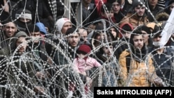 Migrantë në kufirin mes Greqisë dhe Turqisë.