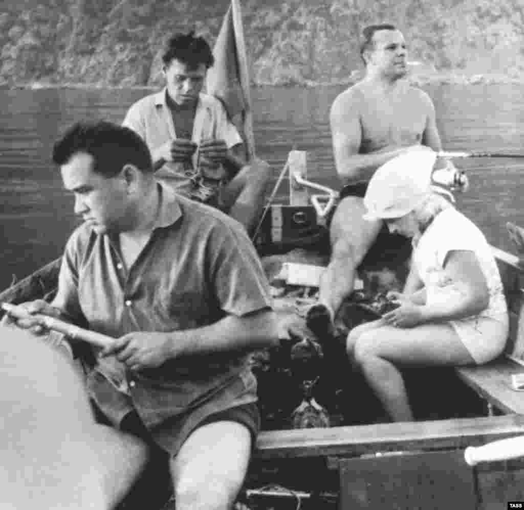Kozmonauti Yury Gagarin, njeriu i parë që shkoi në hapësirë​​, kishte edhe vizita të shpeshta në Krime. Këtu, Gagarin (teksa pi duhan) dhe kompozitoren Aleksandra Pakhmutova (djathtas) gjatë një udhëtimi për peshkimi në qytetin turistik të Hurzuf në qershor 1965.