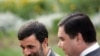 Eýranyň prezidenti Mahmut Ahmedinejad (çepde) we Türkmenistanyň prezidenti Gurbanguly Berdimuhamedow Tähranda duşuşýar, 15-nji iýun, 2007-nji ýyl.